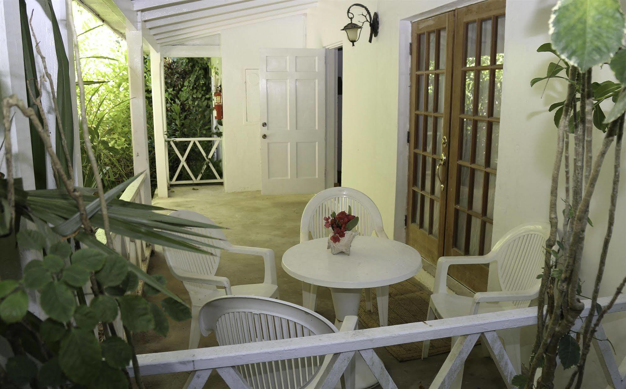 Tingum Village Hotel Dunmore Town Exterior foto