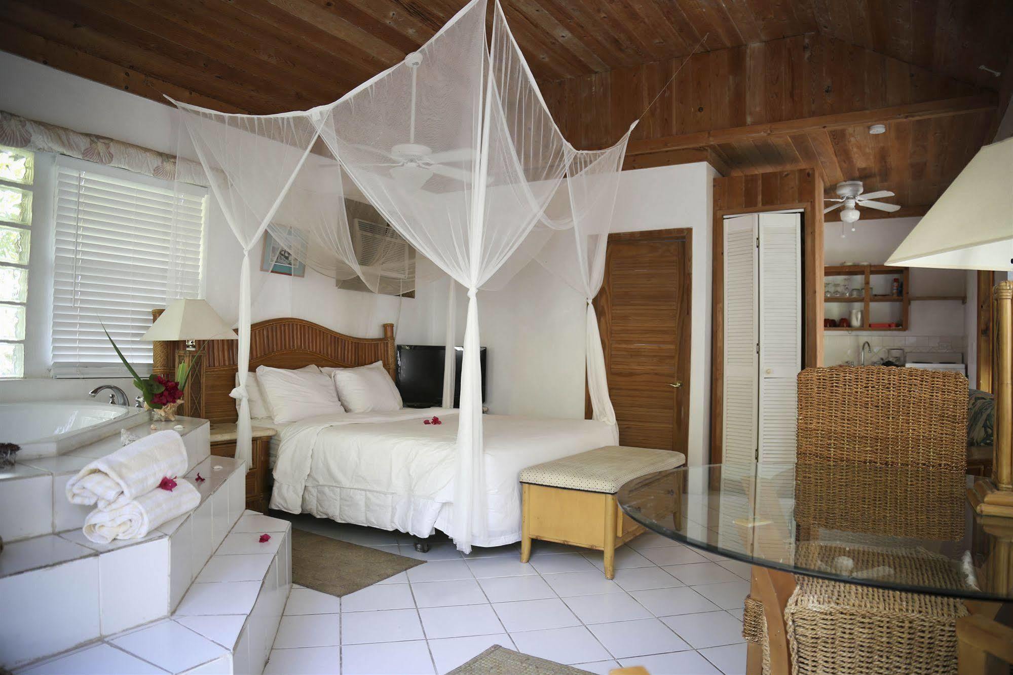Tingum Village Hotel Dunmore Town Exterior foto