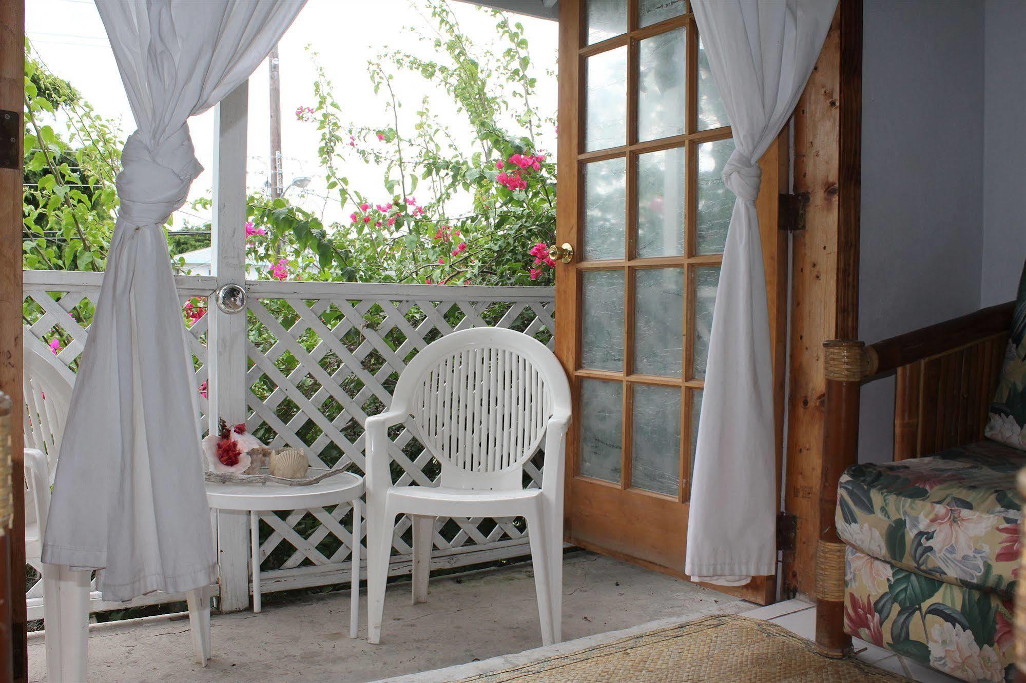Tingum Village Hotel Dunmore Town Exterior foto