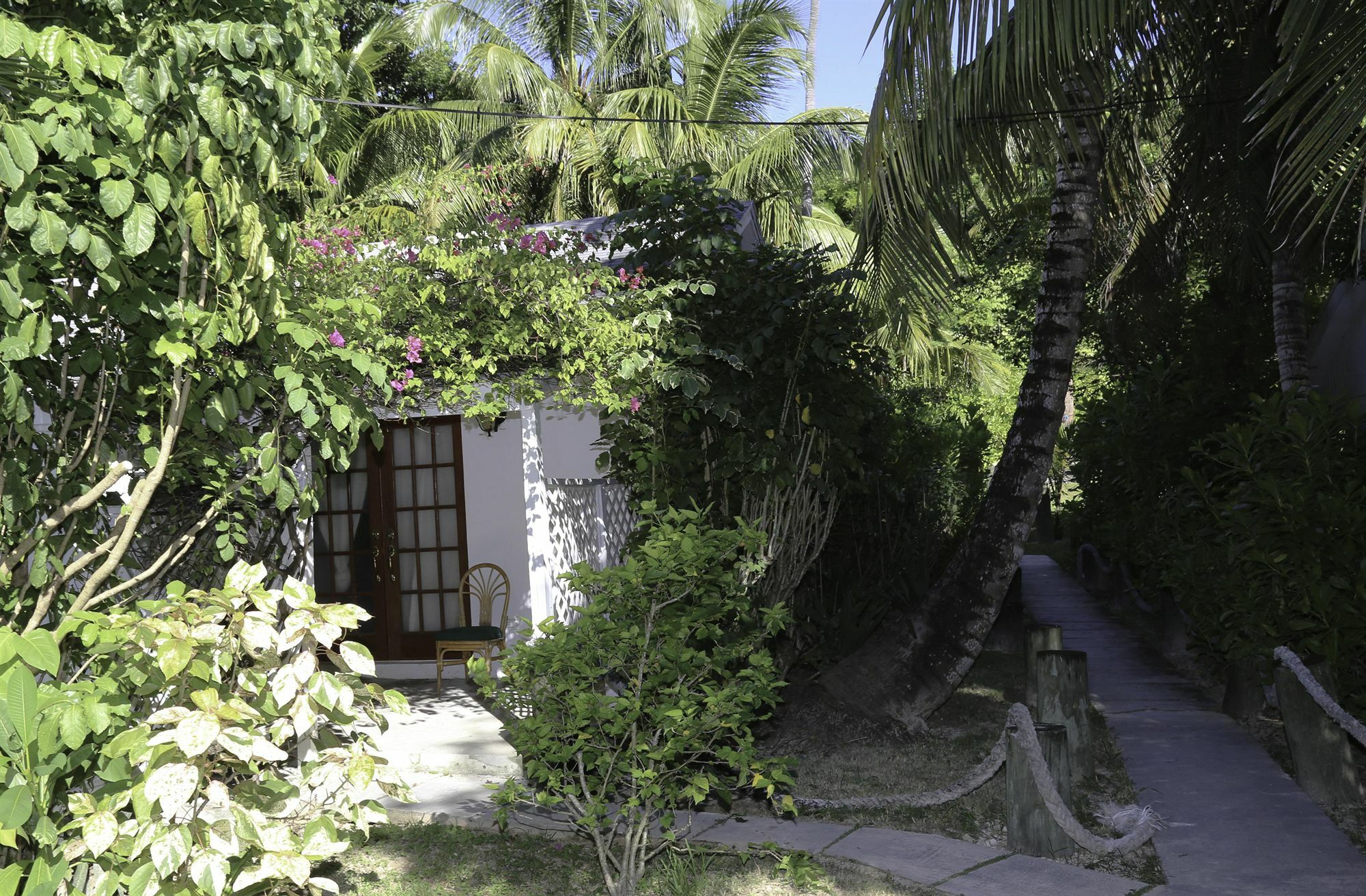 Tingum Village Hotel Dunmore Town Exterior foto